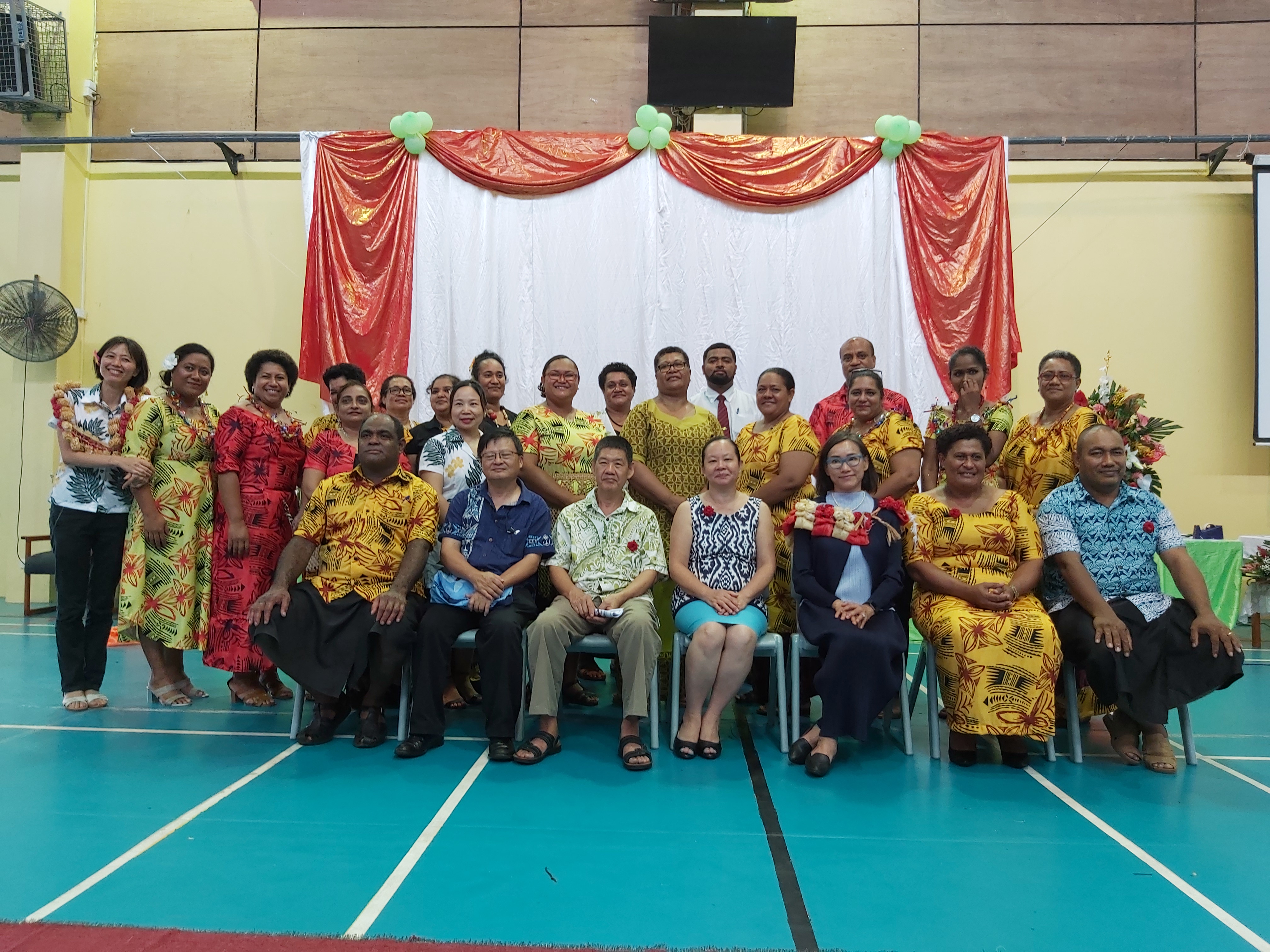 駐斐濟代表處黎倩儀代表與斐濟華人教育協會理事暨逸仙小學校長及教師合影。
