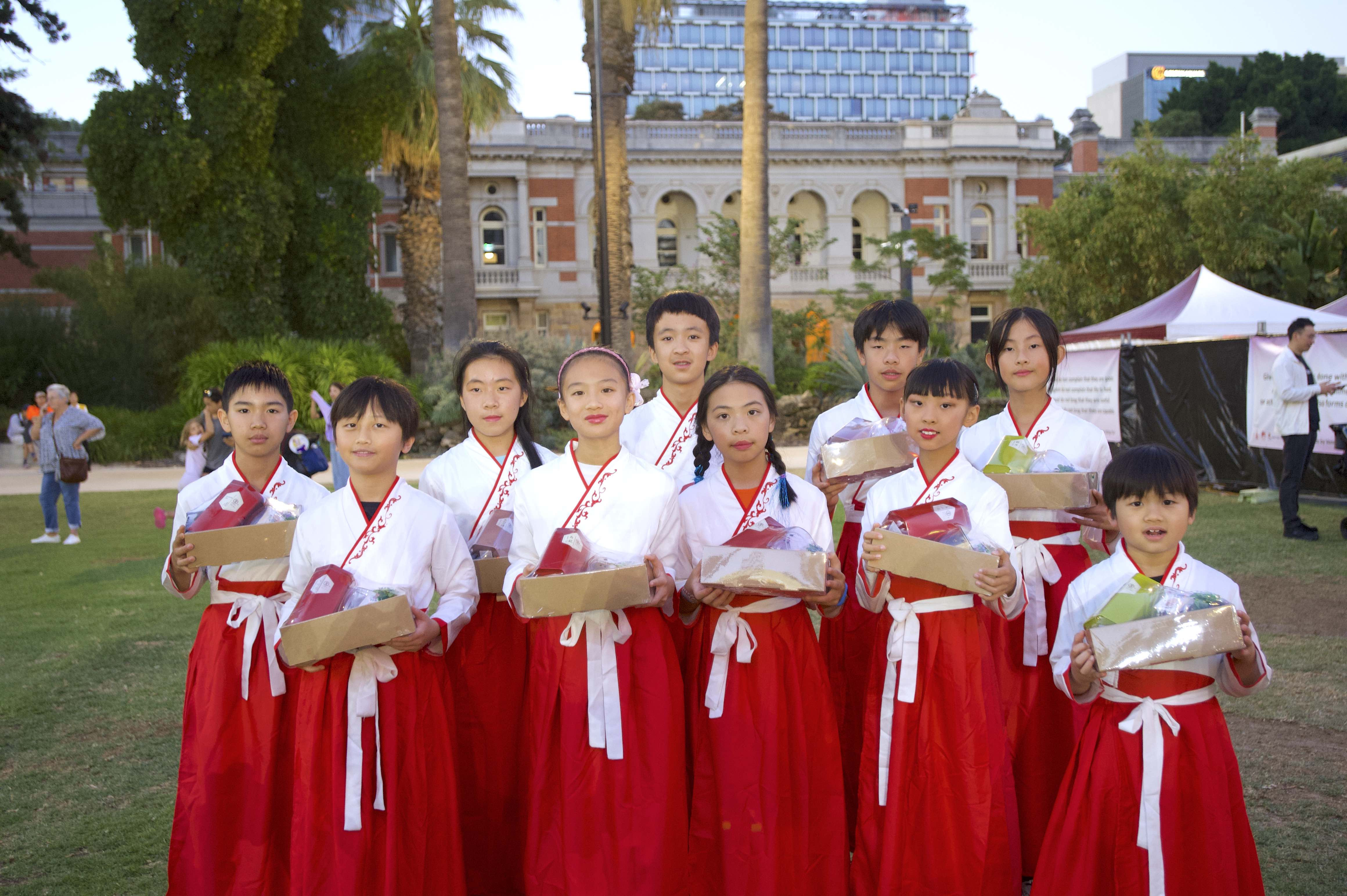 佛光山西澳中華學校學生獻供禮佛