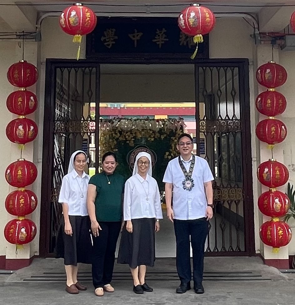 菲華文教中心主任莊博智(右一)與耀華中學張慧芬修女(右二)、朱氏艷修女(左一)及英文部校長於校門口合影