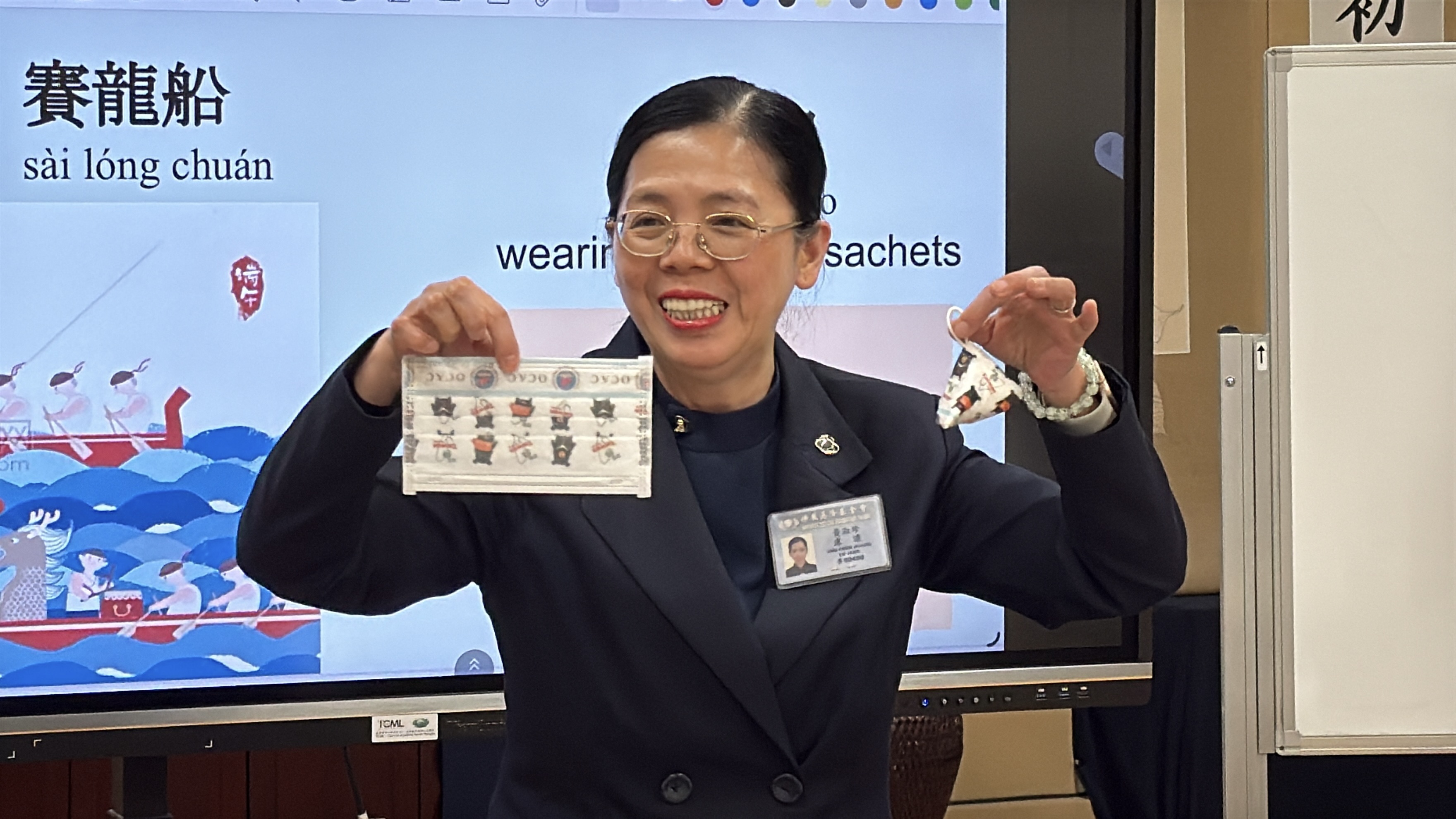 黃淑珍校長親自説明和示範如何用防疫口罩來製作手工香包