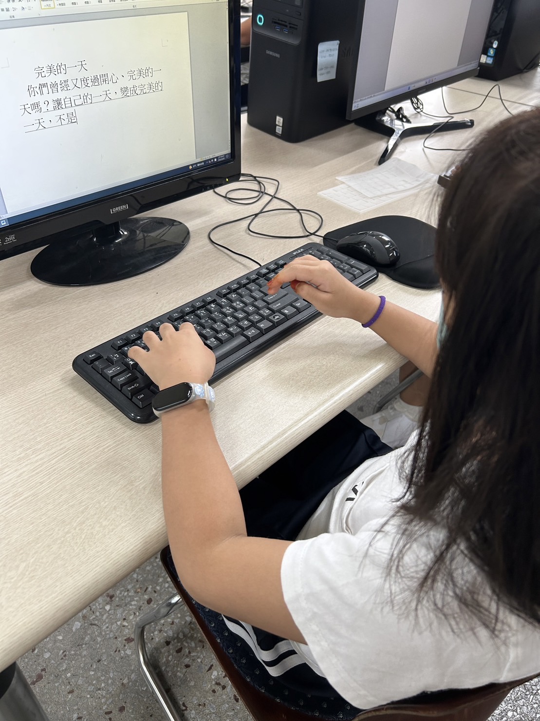 參加作文比賽同時練習注音中文打字的學生