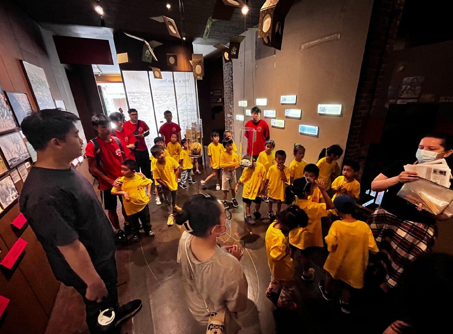 學生參觀美國華人博物館並认真聆聽講解員講解