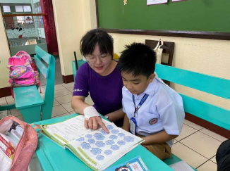 學生們在複習課堂生詞的時候，會輪流上台回答老師的抽考內容，我們正在一起複習每個不同生詞的念法。