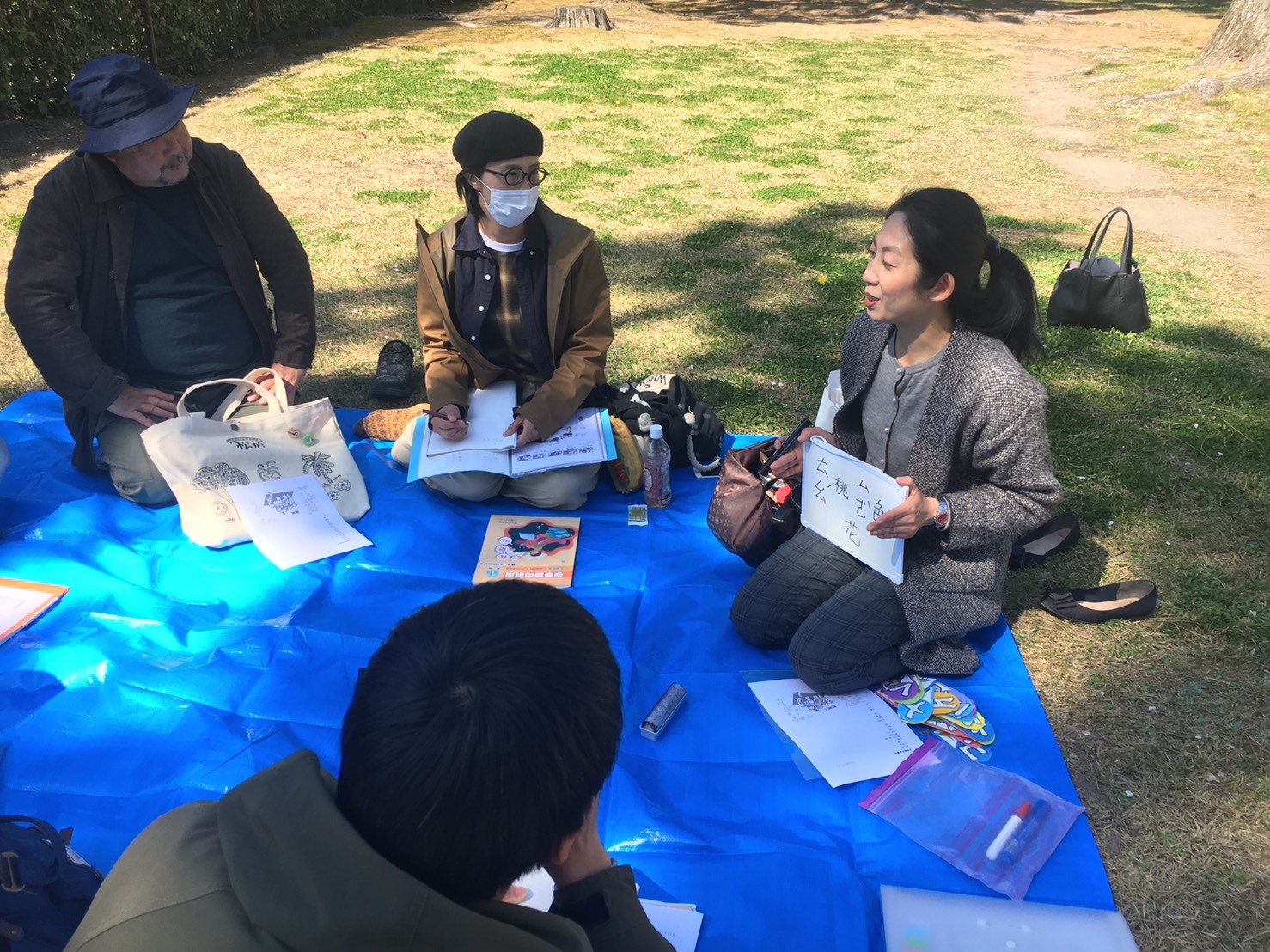 用小白板寫著櫻花的顏色發音