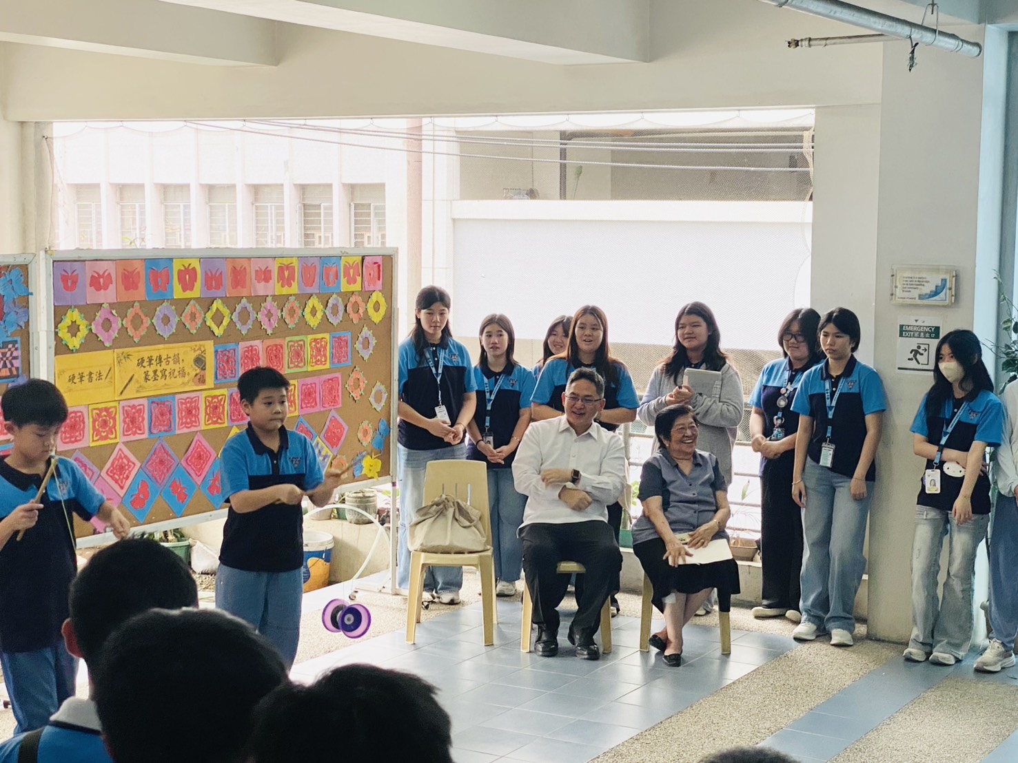 學生表演扯鈴練習成果。