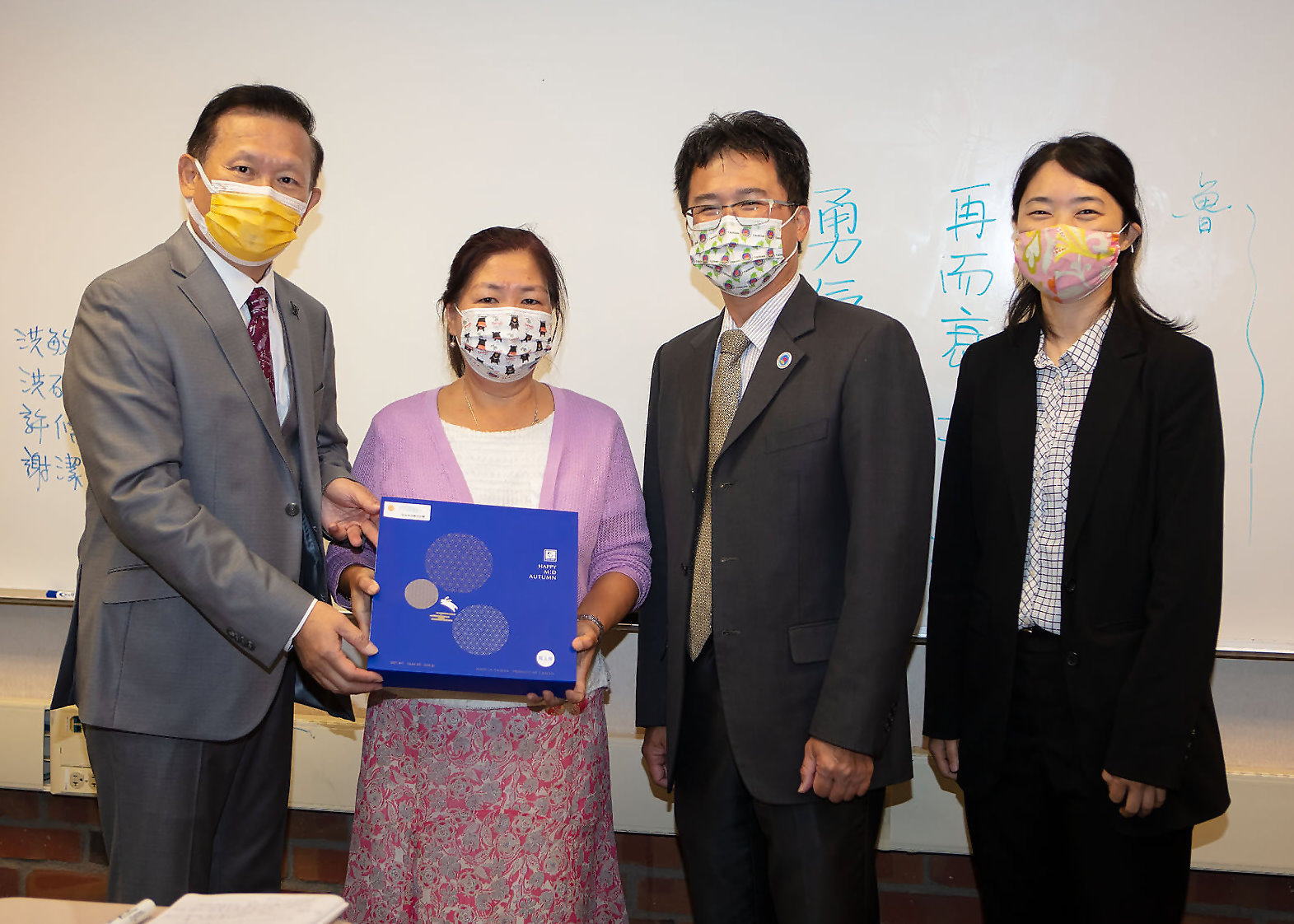 傳統班九年級老師與閻樹榮主任、徐廣梅副主任，以及校長寇惠風合影留念