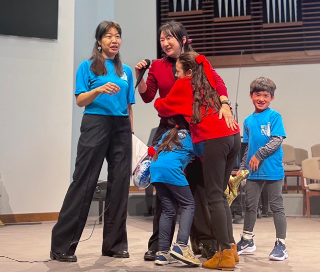 教務主任劉良禹(左1)主持春節表演活動