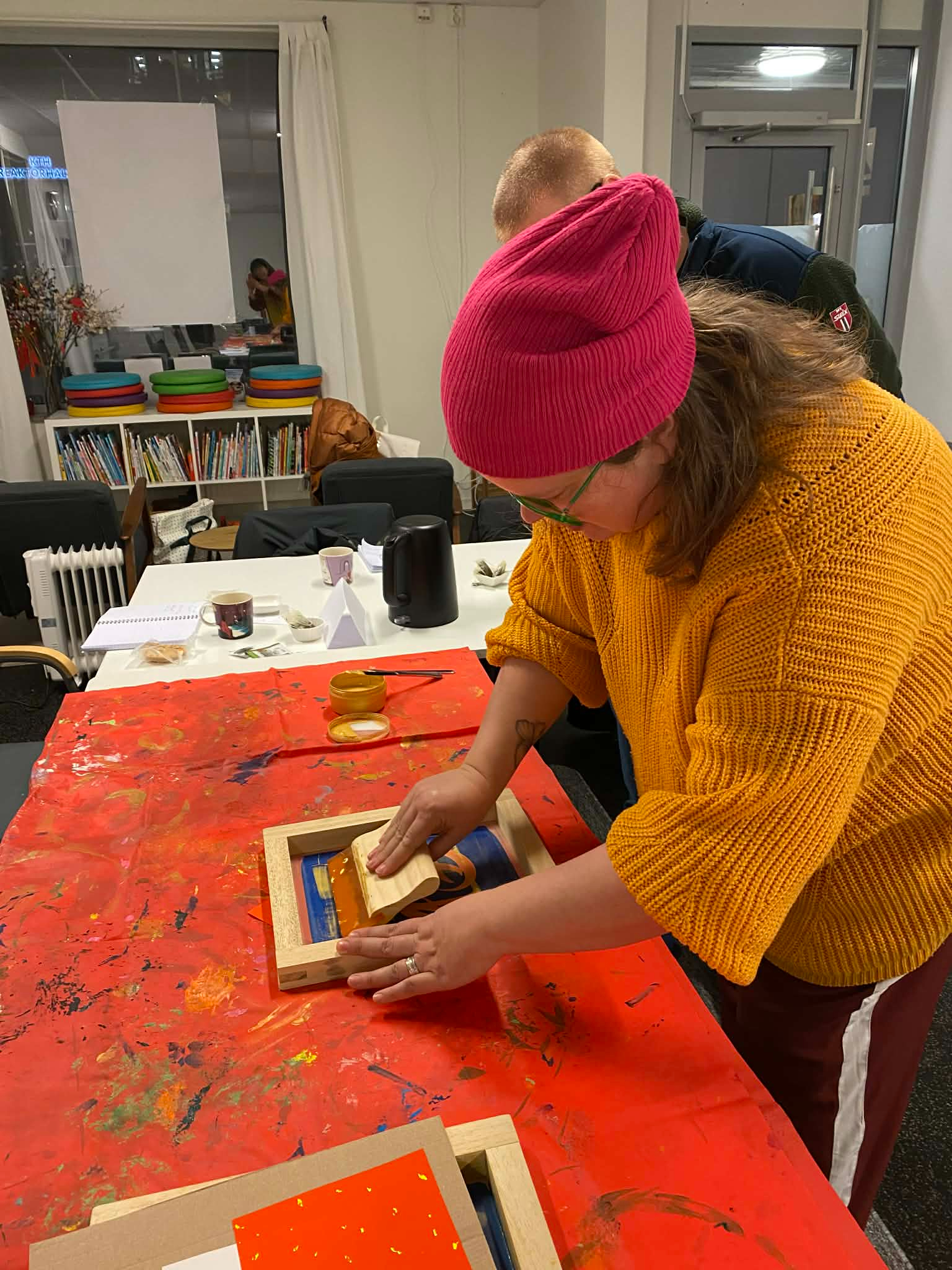 參加者將福字絹印到春聯紙上