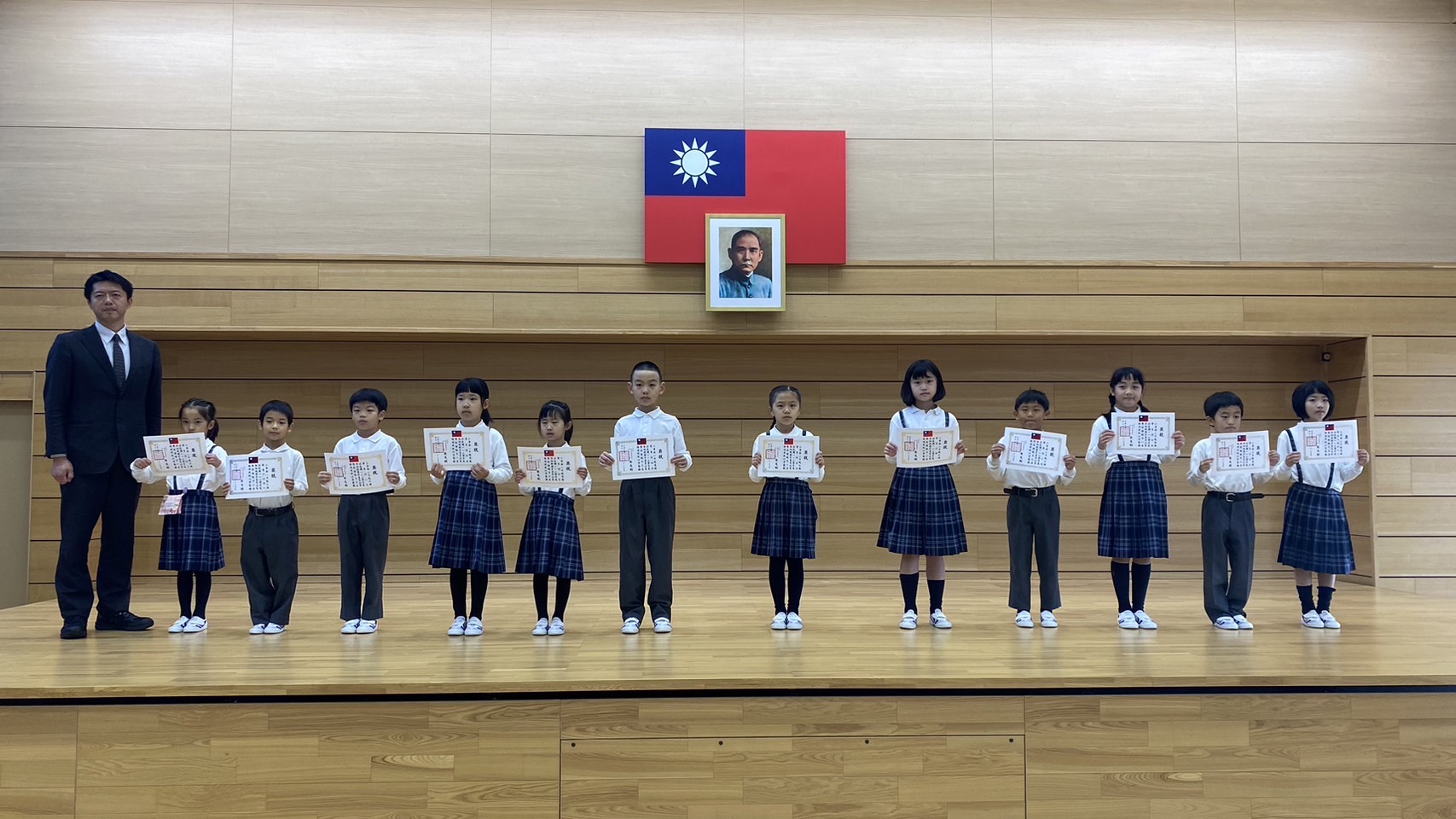 漢字書寫比賽優勝學生與校長合影