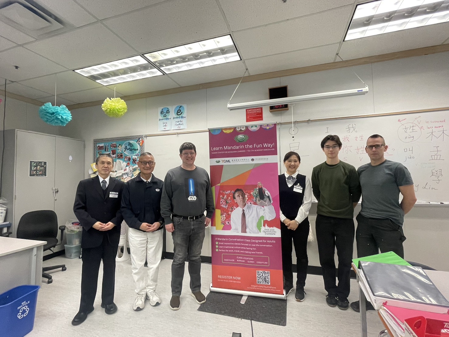 學員與教師於課程首日合影留念，展現多元文化交流與學習的熱情