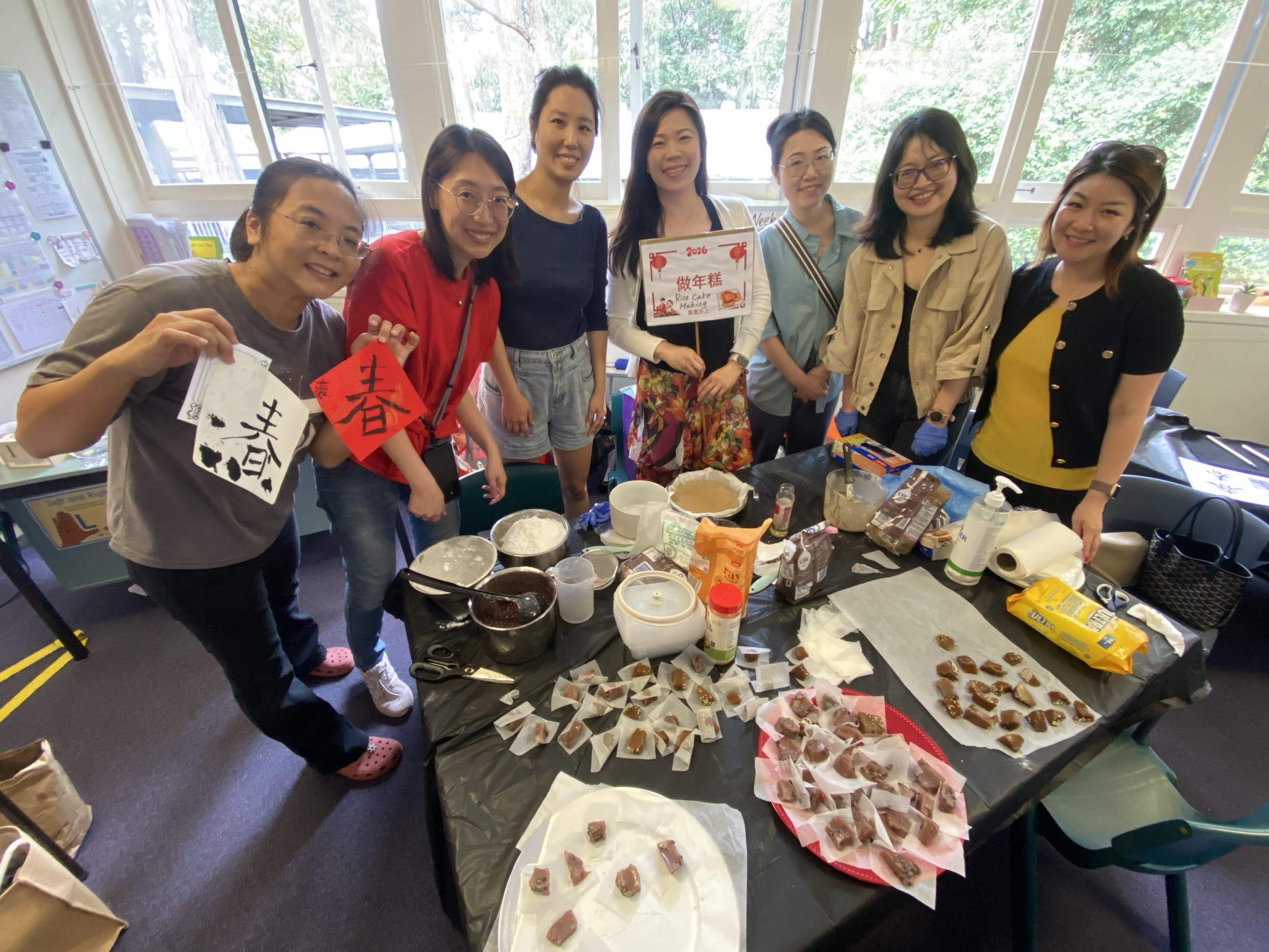 媽媽們也一起參與做年糕活動，分享家家戶戶蒸年糕的過年氛圍，同學們在現場品嚐年糕，感受幸福的年味。