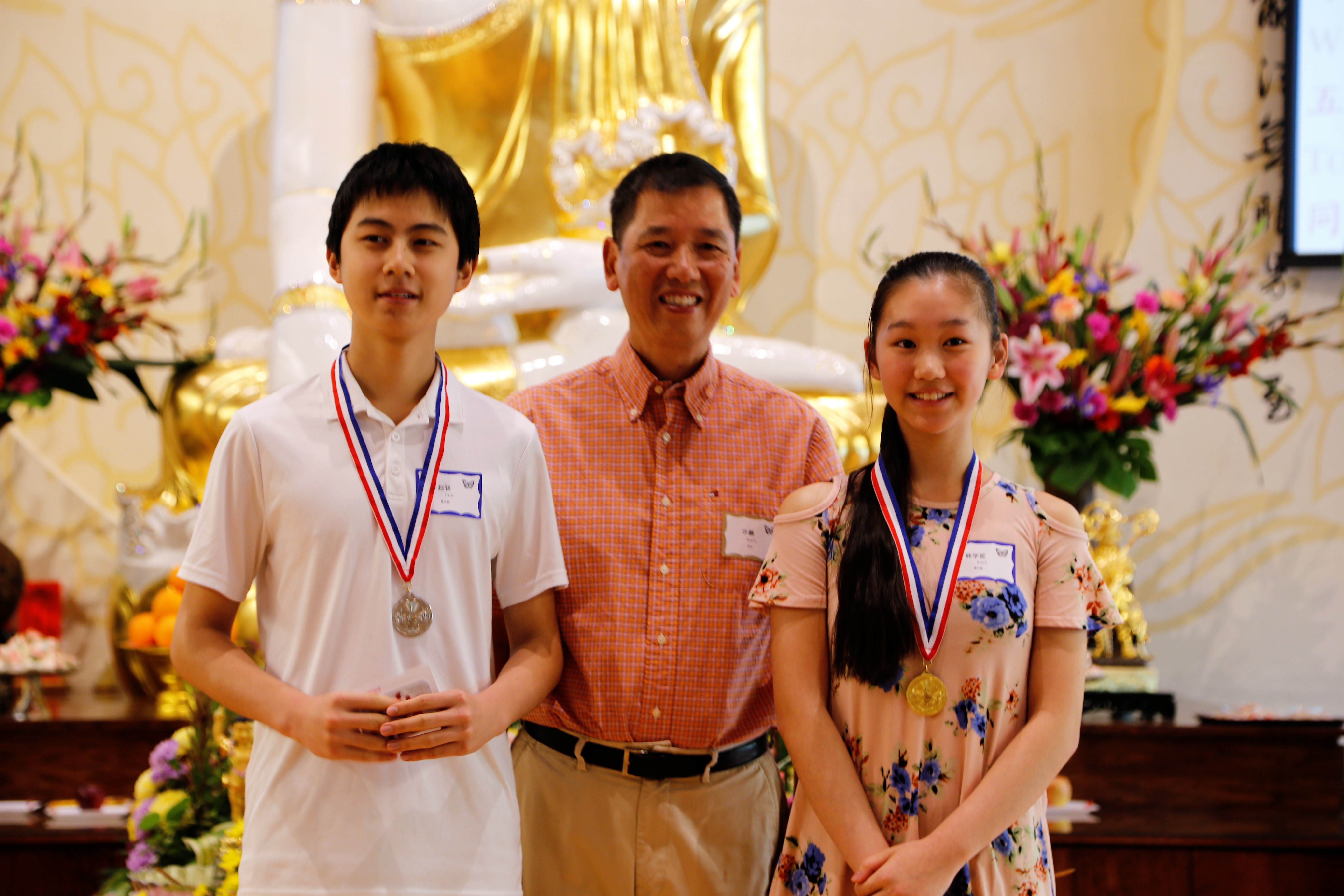 高中組獲獎學生，左起依次為趙錦，洛麗漢語學校校長許麟，韓學妮