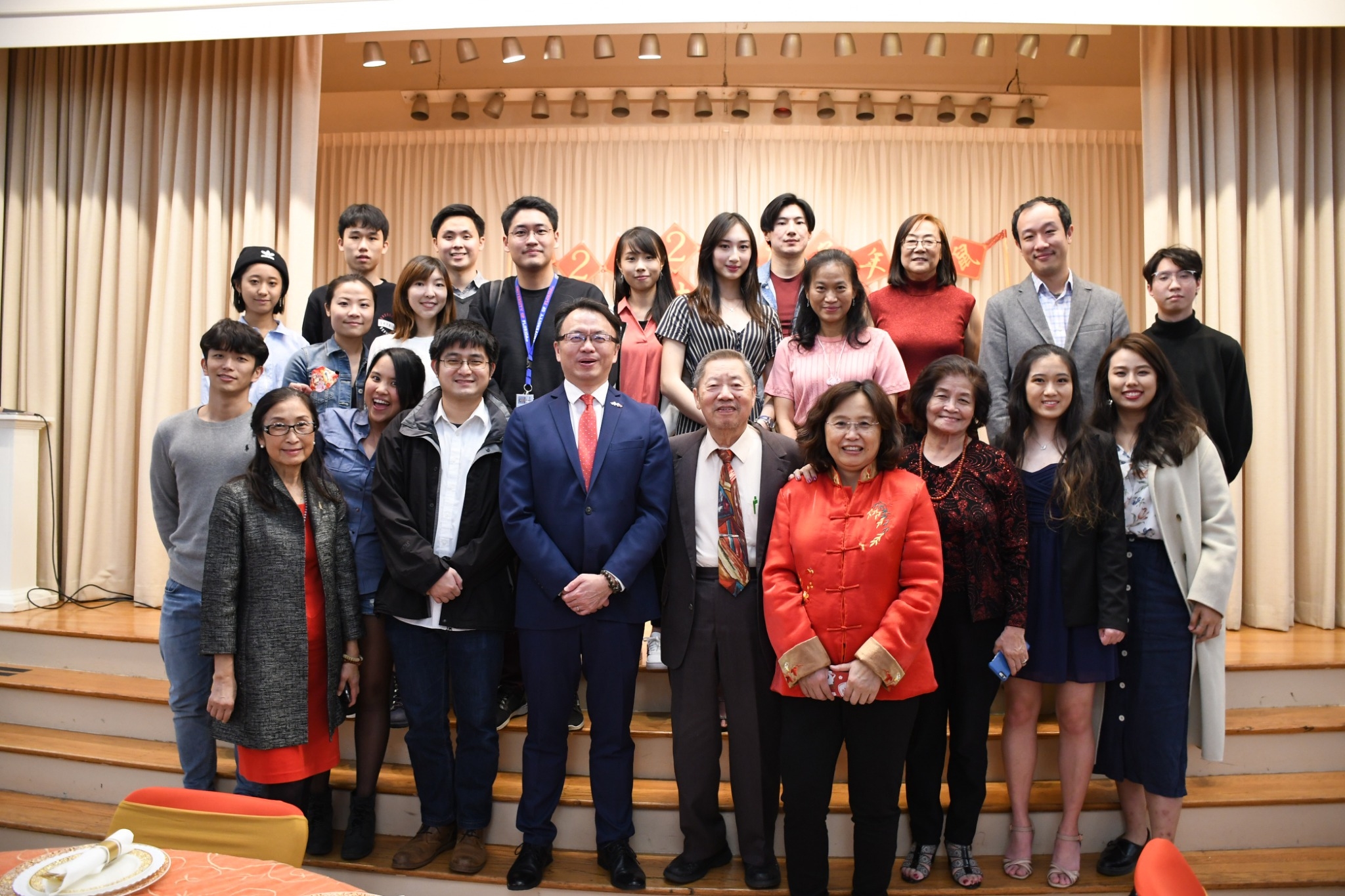 錢處長（左四）與甘城中文學校、佛羅里達大學台灣同學會及主要出席嘉賓合影。