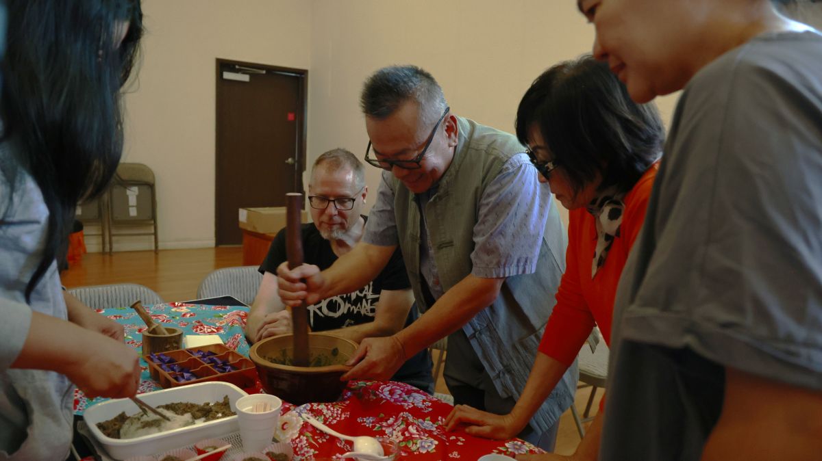 茶蘭軒擂茶專家陳穩仁老師示範傳統擂茶技法