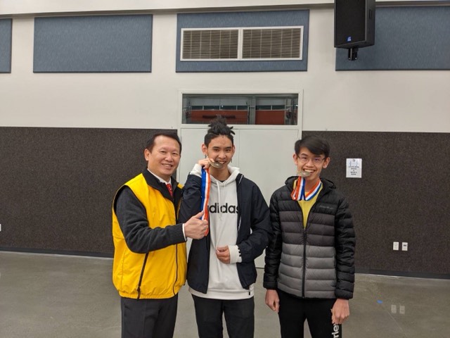  Nathan Chiu（右）、Rick Lee（中）皆獲頒銅級獎章，與寇惠風校長（左）合影