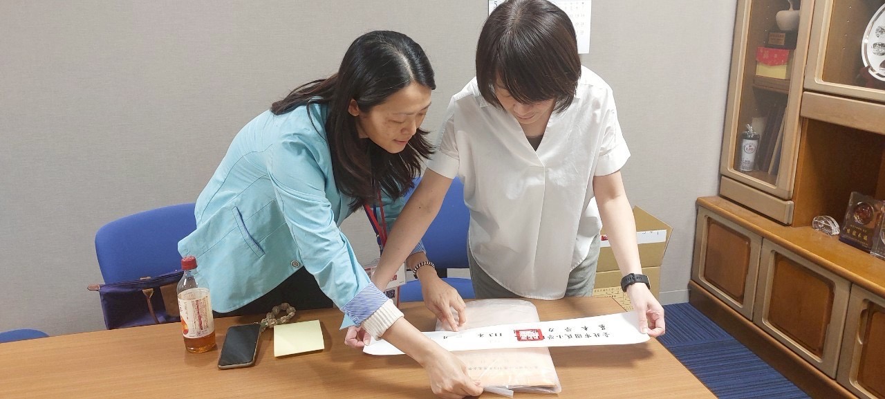 台北市國小教學評量中心主任及工作人員偕同本校教務主任整理評量考卷