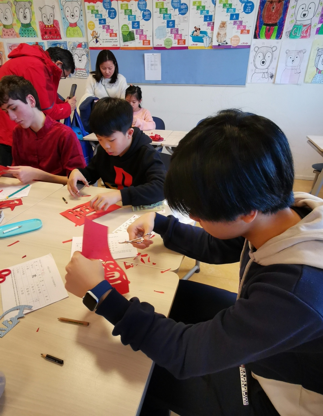 專心又認真的剪紙