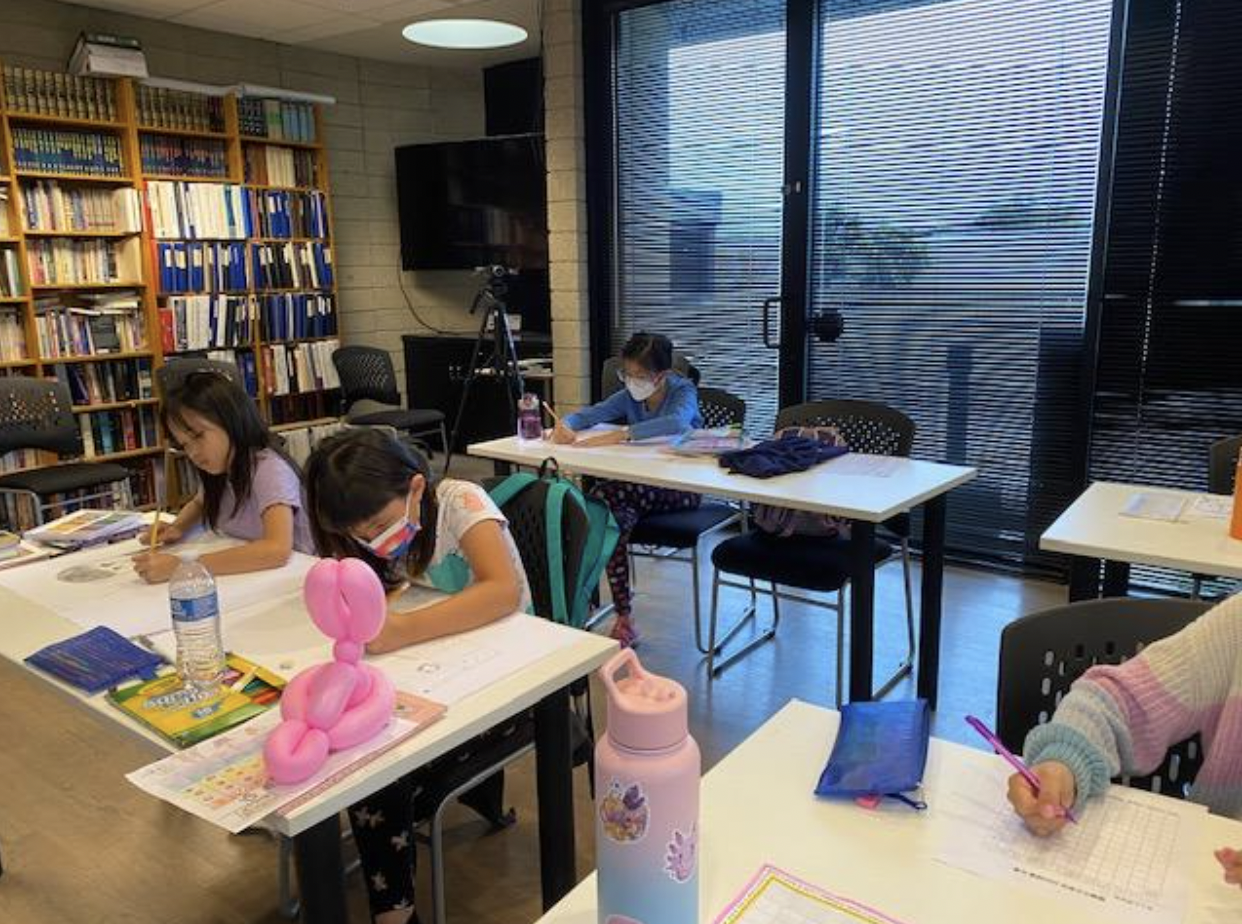 初級組畫畫比賽的小朋友們認真的作畫