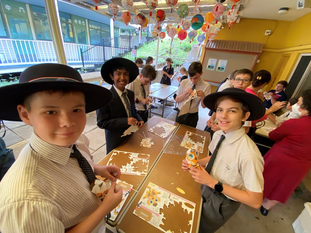 學生開心製作雙虎小燈籠。