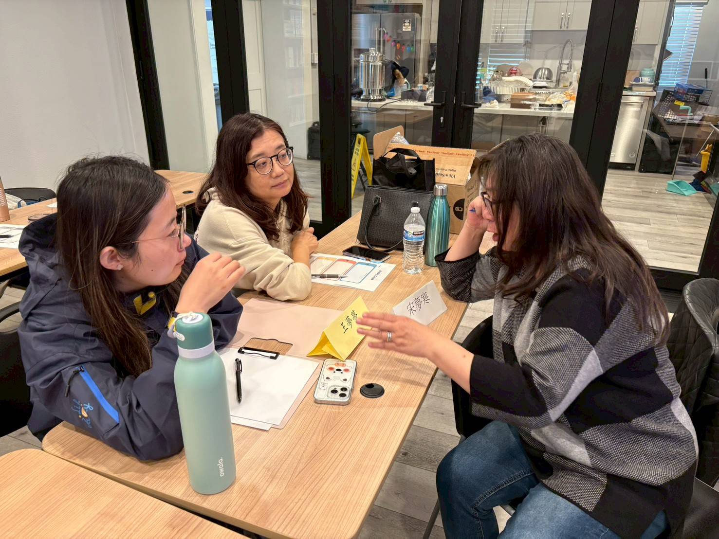 老師們討論故事教學法