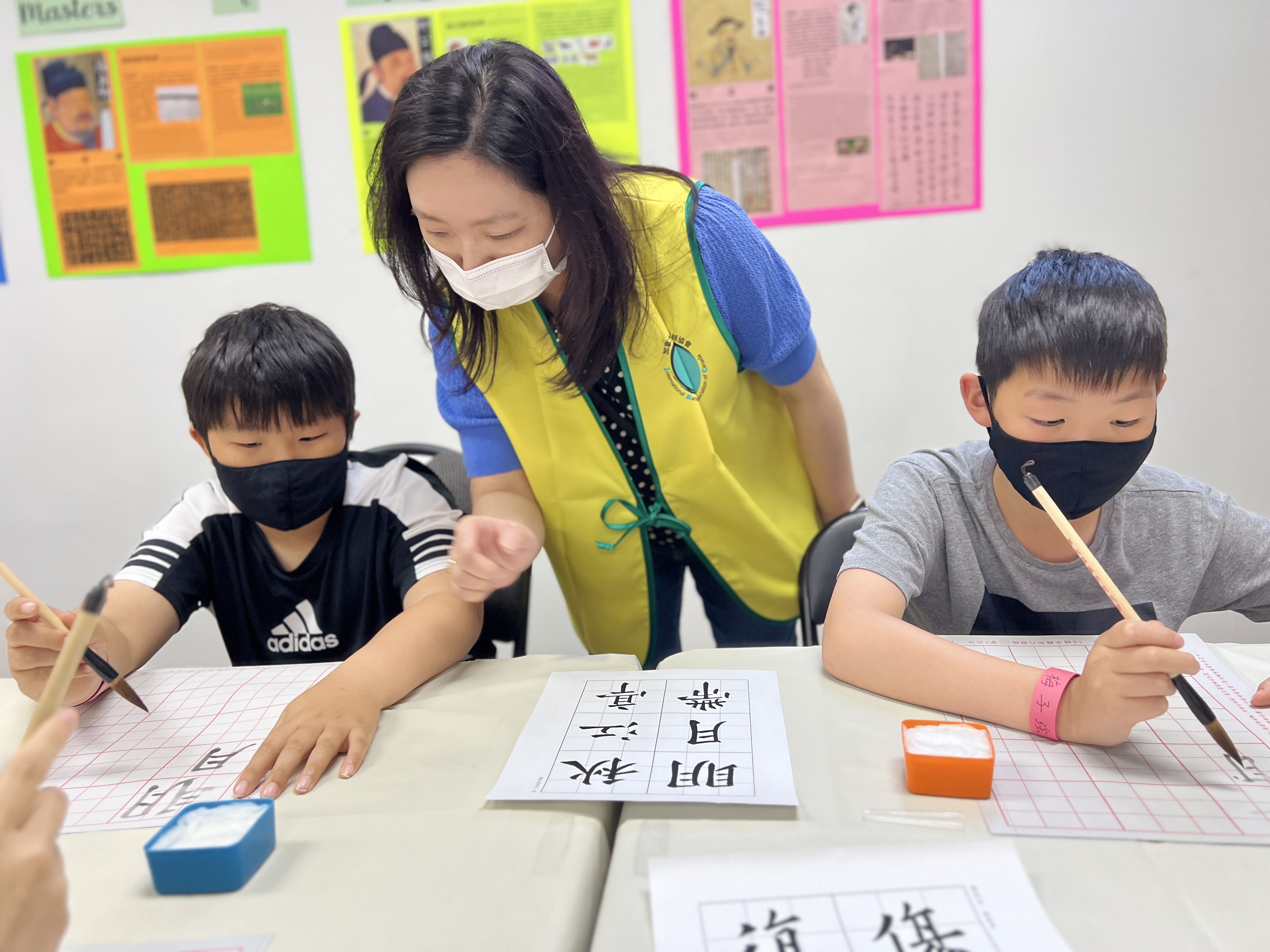 老師群指導握筆習字