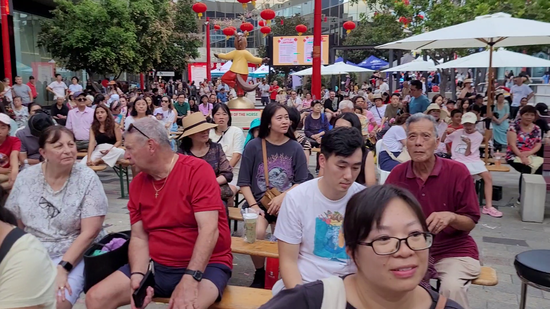 現場觀眾擠滿好市圍廣場