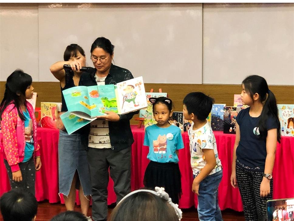 賴馬老師與孩子們分享繪本中隱藏的細節