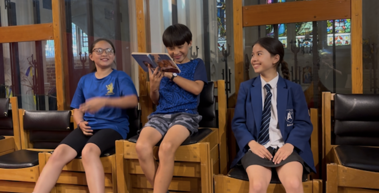 學生們大聲而有感情地朗讀故事。