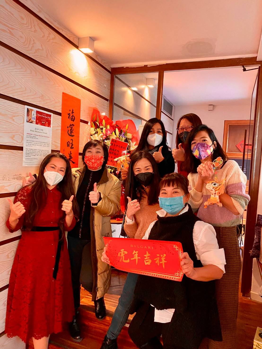 前校長魏子恬(左一)、僑務顧問王美紅(左二)、羅馬台灣同鄉會會長羅容珍(右二)及副會長蔡文巧(後排右一)與僑校幹部合照