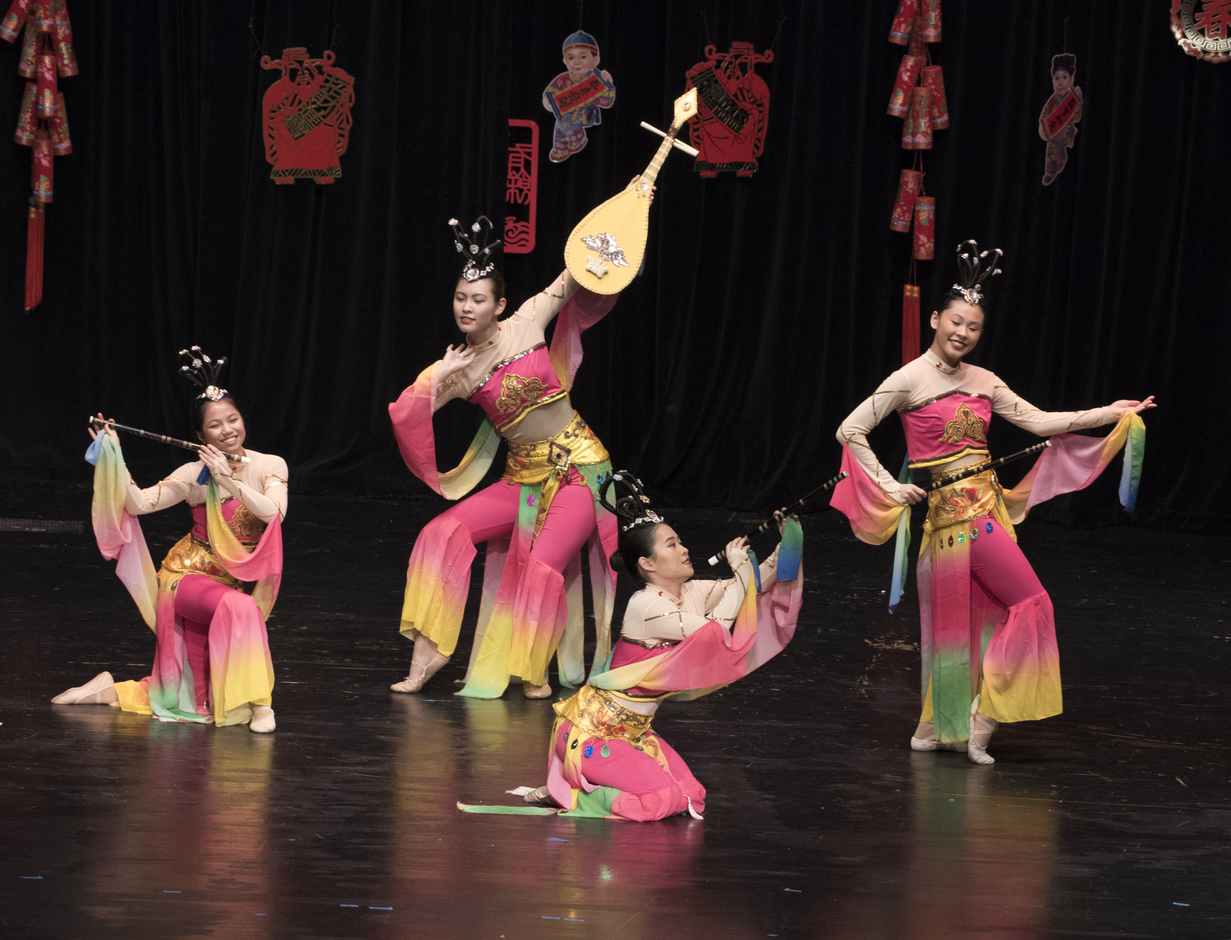 舞蹈高級班演出古典民族舞蹈“敦煌壁畫舞”