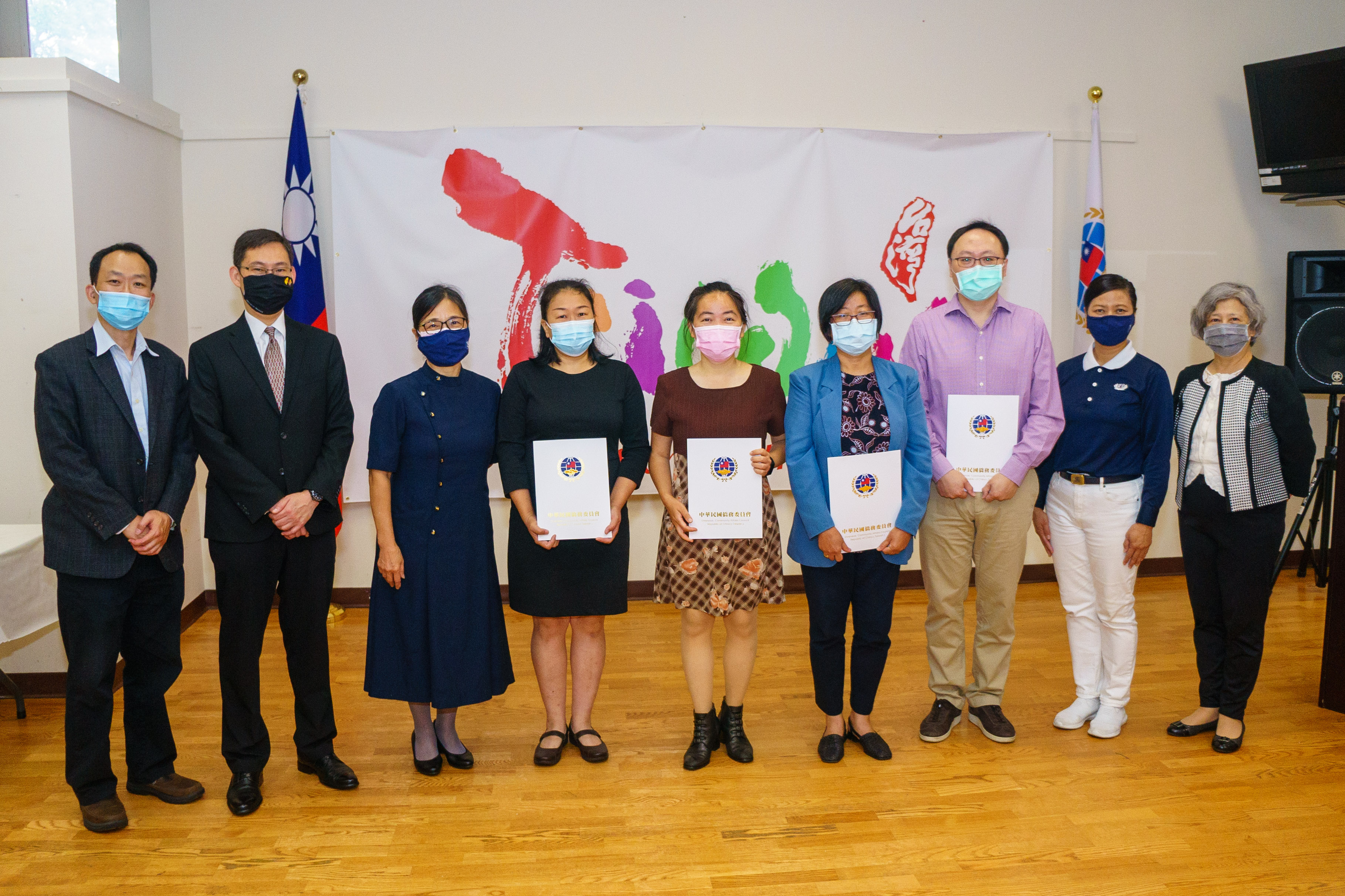 資深老師頒獎典禮合照，從左到右，新英格蘭中文學校協會會長黃冠群，波士頓台北經濟文化辦事處處處長孫儉元，波士頓慈濟人文學校校長彭淑敏，五年資深老師盧惠芳老師、范潤萃老師、陳逸如老師，麻州中部中文學校陳祈福校長，波士頓慈濟基金會陳金滿會長，頒獎典禮主持人馮文鸞。