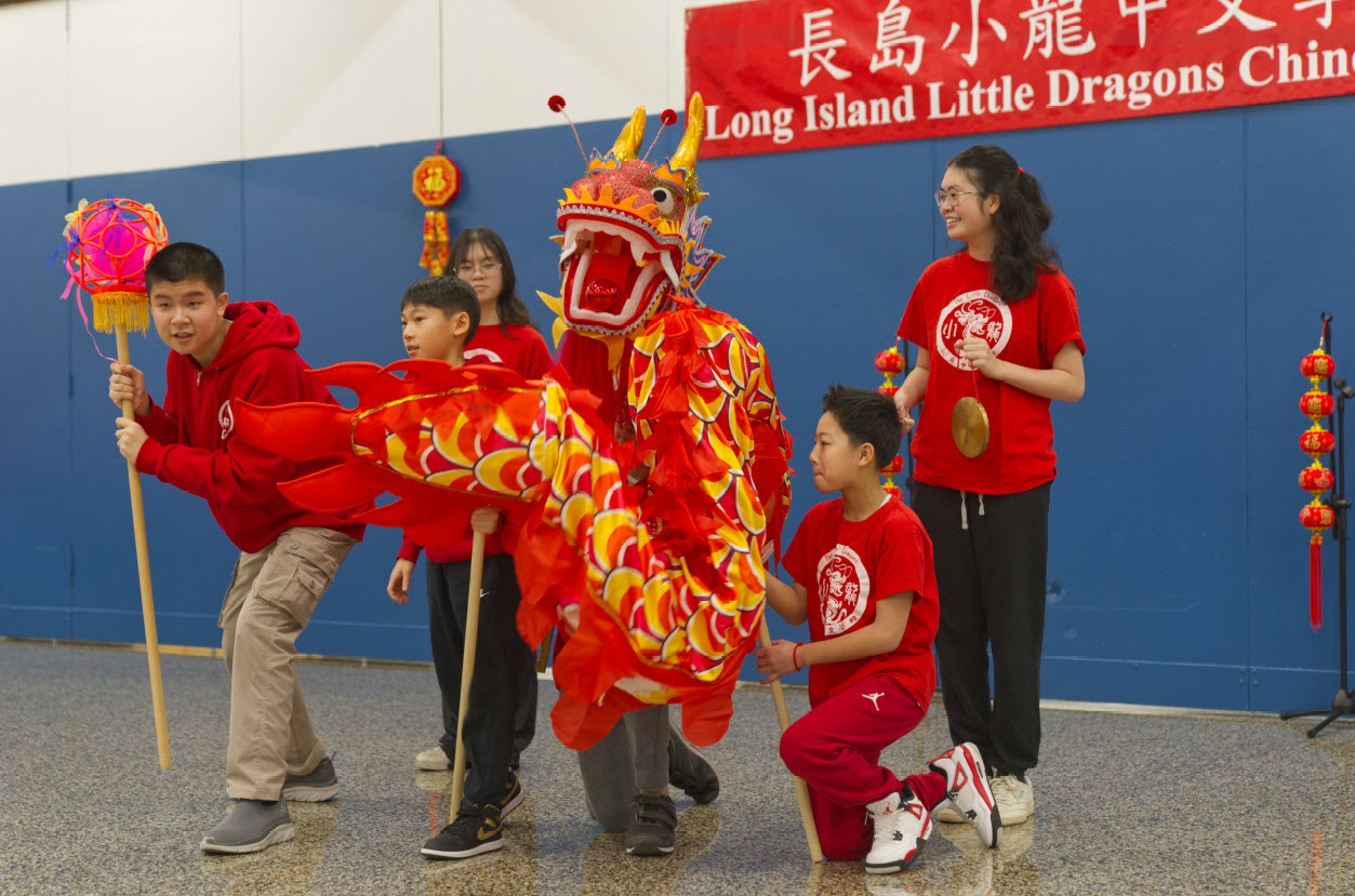 Vera老師的學生，賣力地舞動龍燈和龍珠，宣告活動開始！