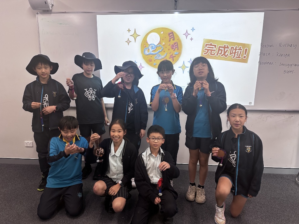 高年級學員在「完成啦！」主題螢幕前展示個人創作，為中秋文化手作課程畫下圓滿句點。