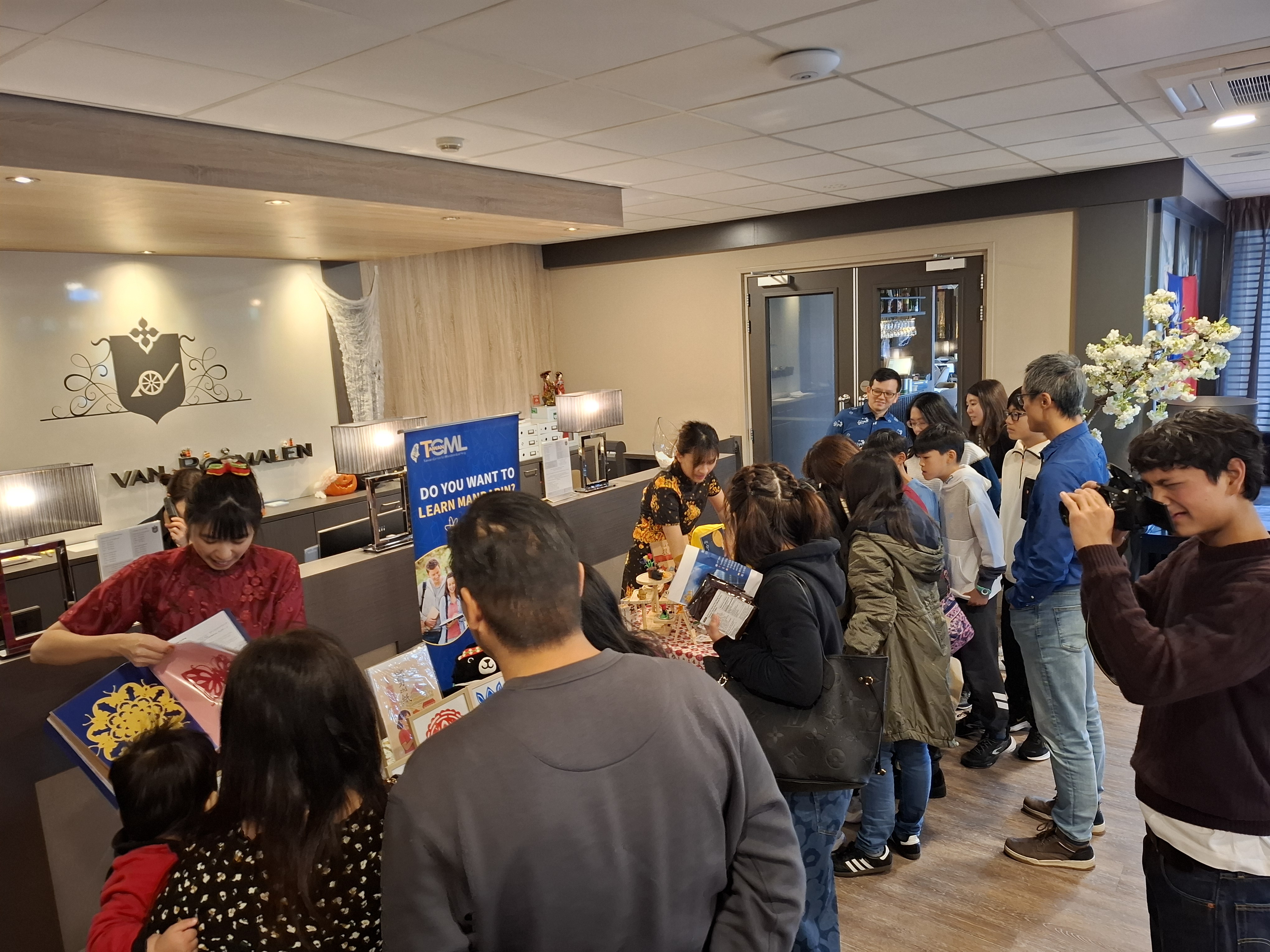 靜態攤位江老師介紹剪紙藝術與臺灣童玩