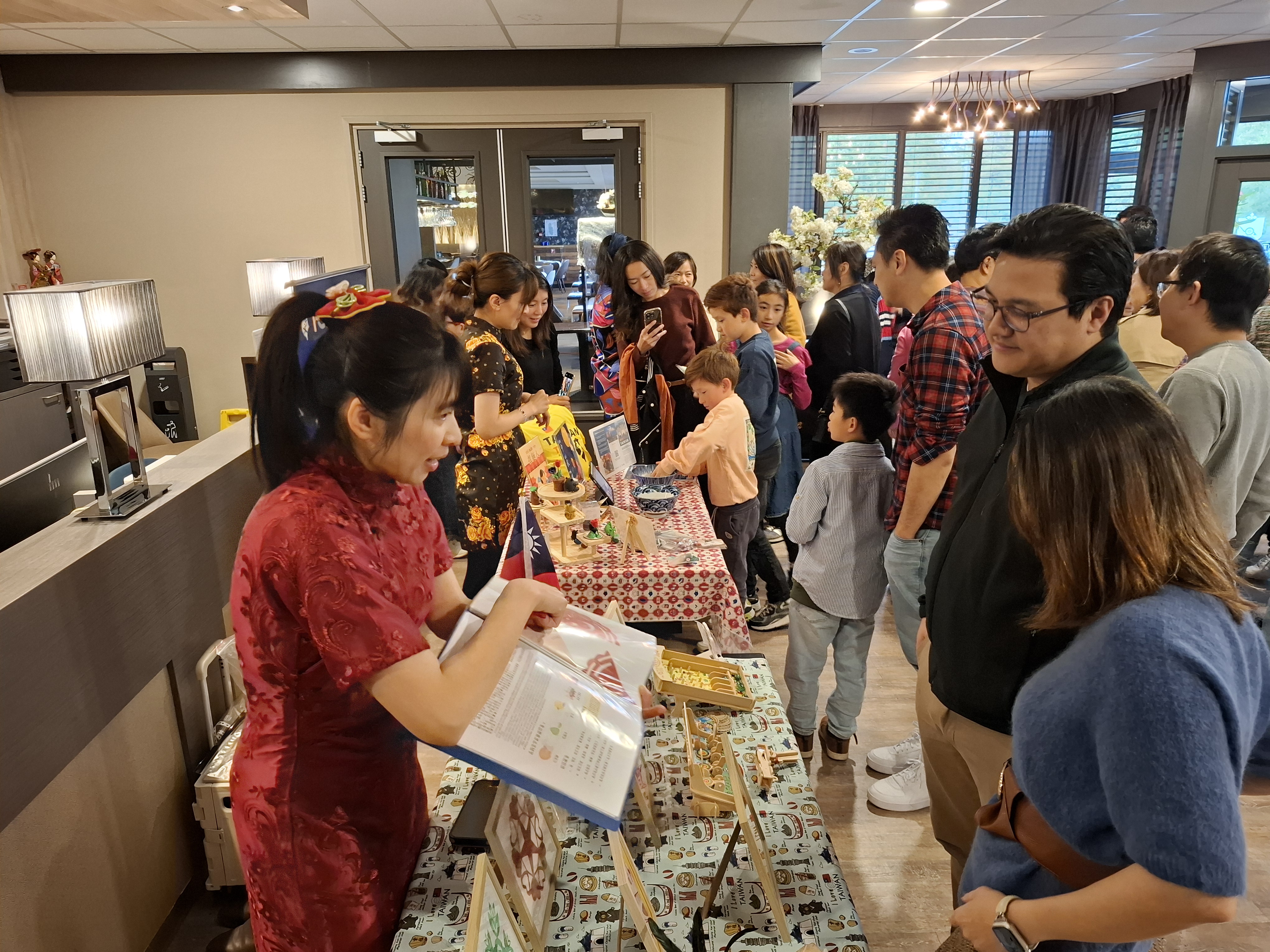 動態攤位李老師介紹中秋博餅