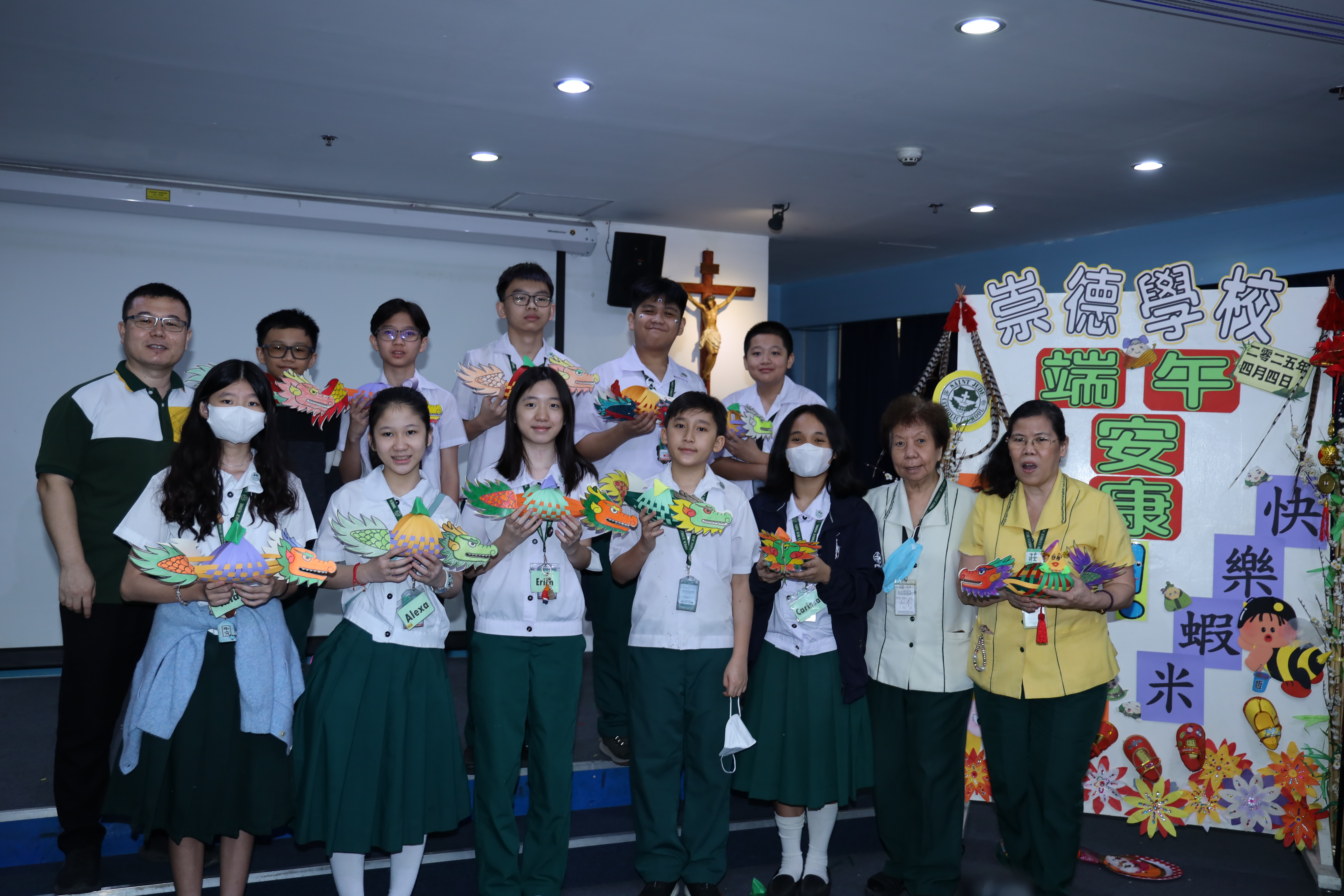 天主教崇德學校舉行海外民俗文化節名為「粽情端午，龍舟傳承」廢物利用新手製怍粽子