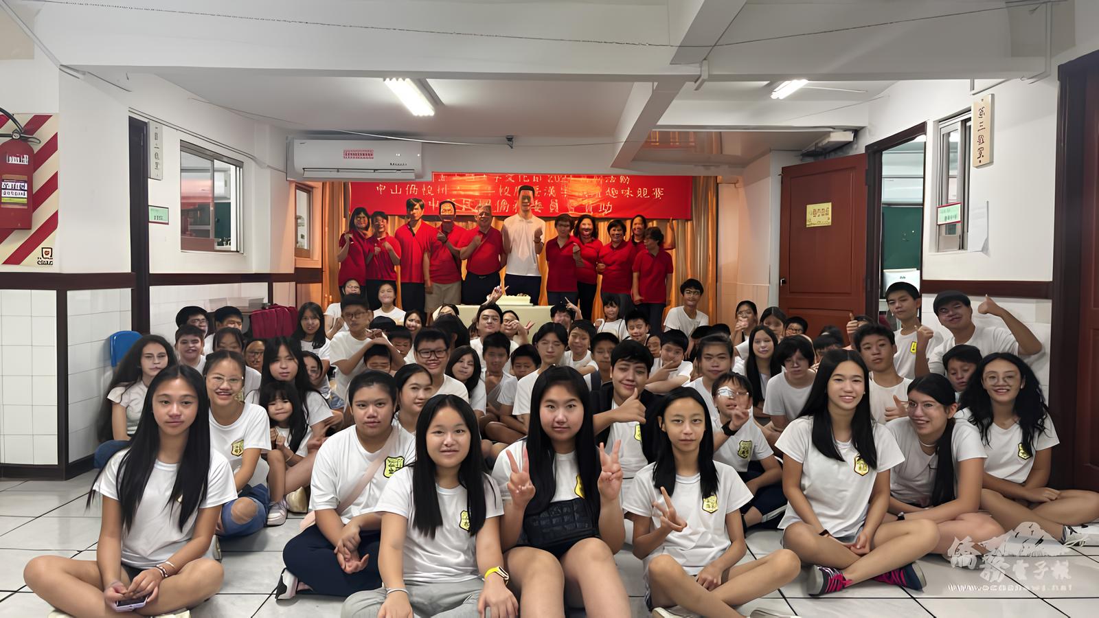 中山僑校校長司徒梓明（末排左五）、僑務秘書陳奕綸（末排左六）與全體師生合影