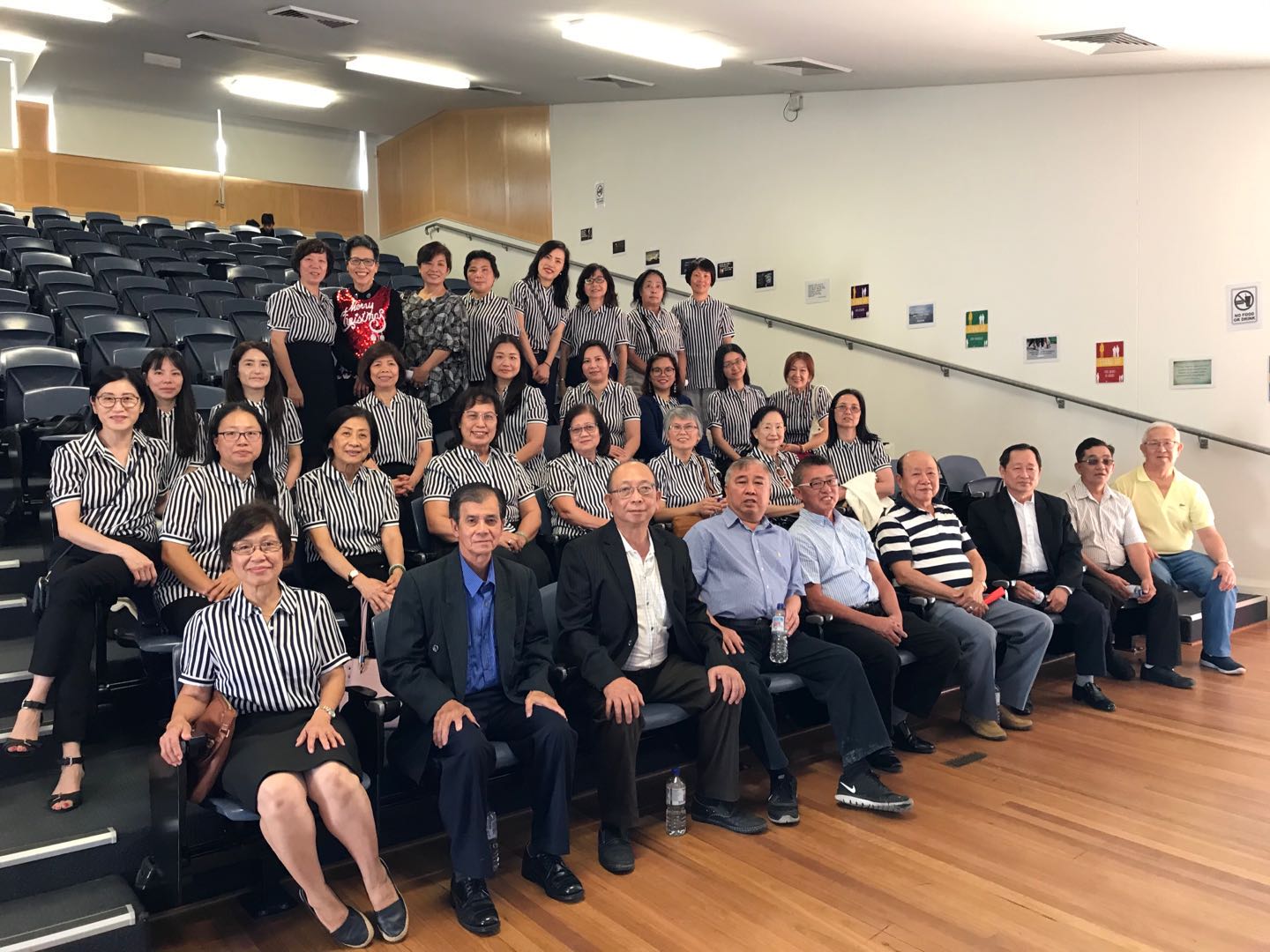逸仙中文學校理監事和老師們的大合照