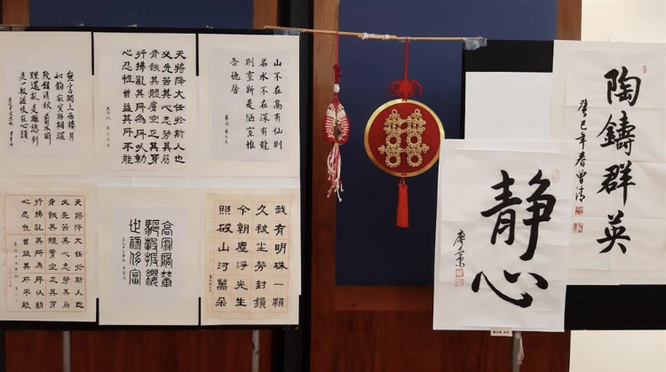 僑校教師分享學習書法的成果。