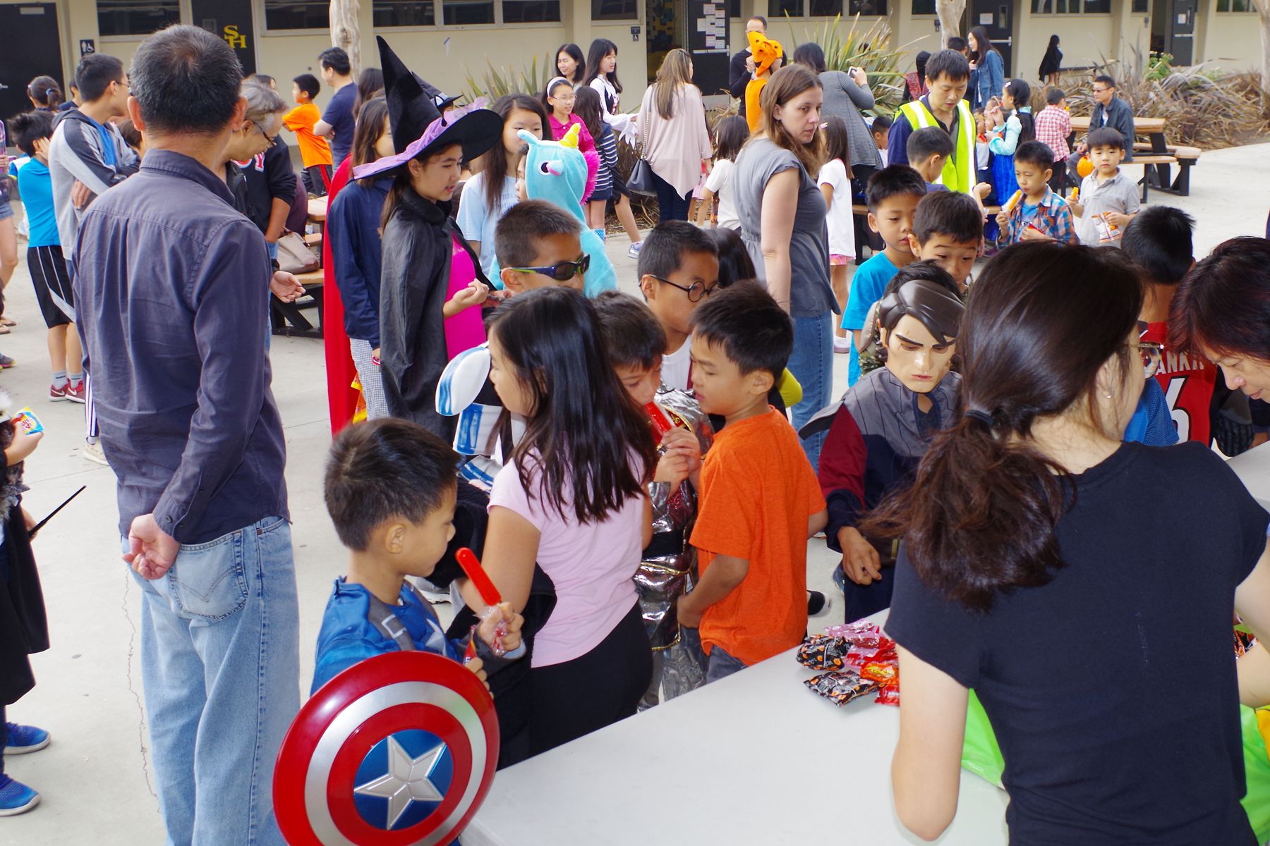 十月底的洛杉磯還是很熱的．除了糖果之外，學生又可以有冰棒吃．