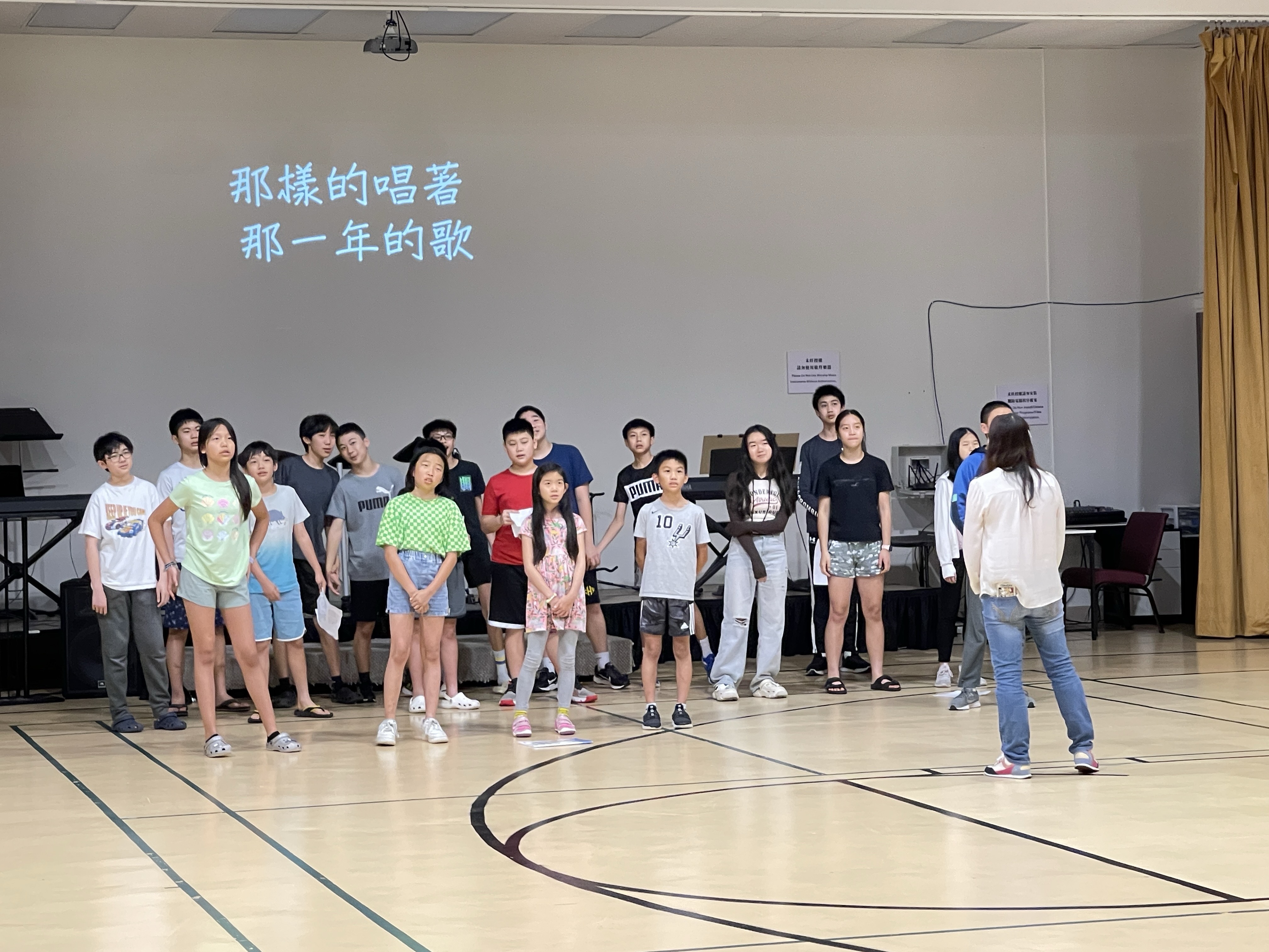 大中班全體同學挑戰＂五月天＂的歌曲＂知足＂，由潘雯瑛和謝佳恩老師教唱