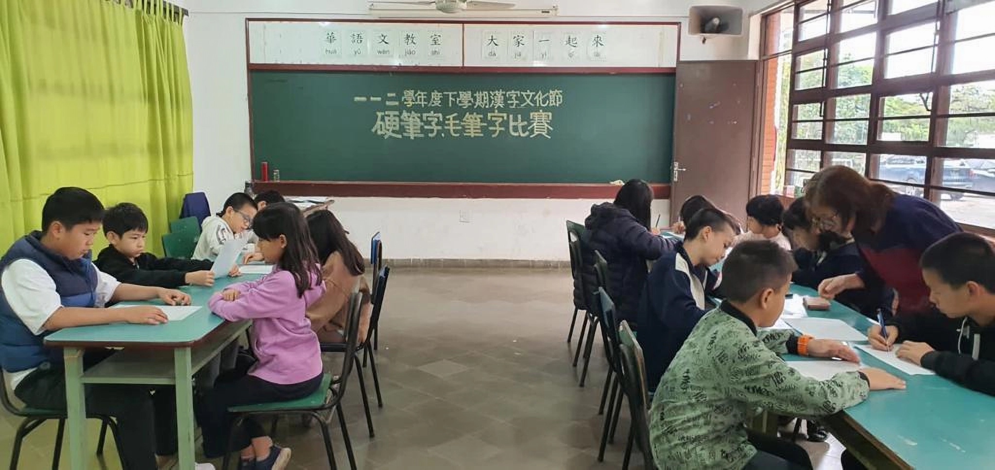 中正學校學生聚精會神寫好硬筆字