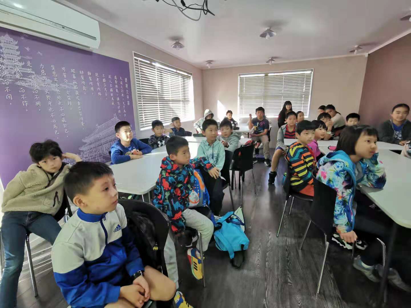 大家聚精會神的聆聽曾老師分享生動的歷史故事。