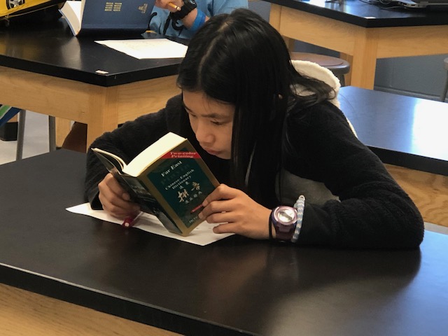 學生專心查字典