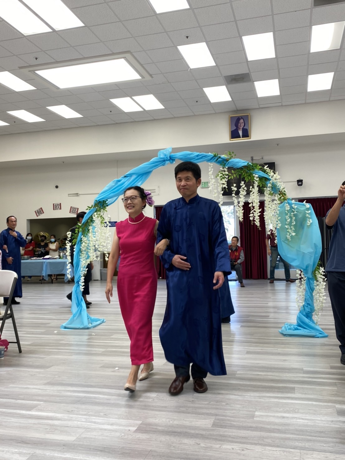 獲獎老師由前會長歡迎過拱門