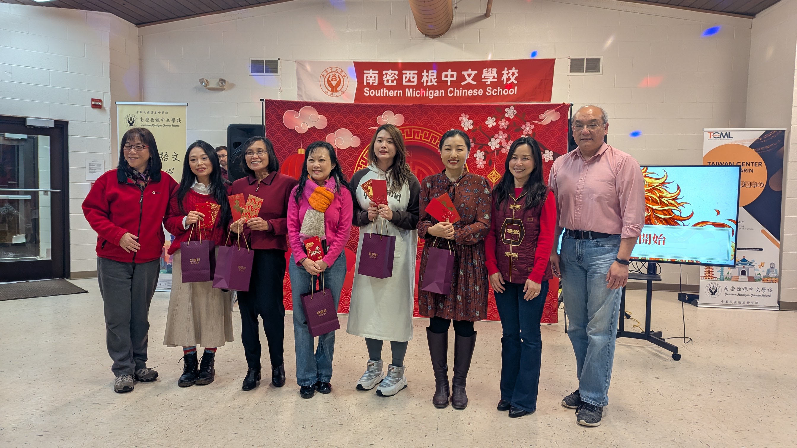 小小孩們熱情表演