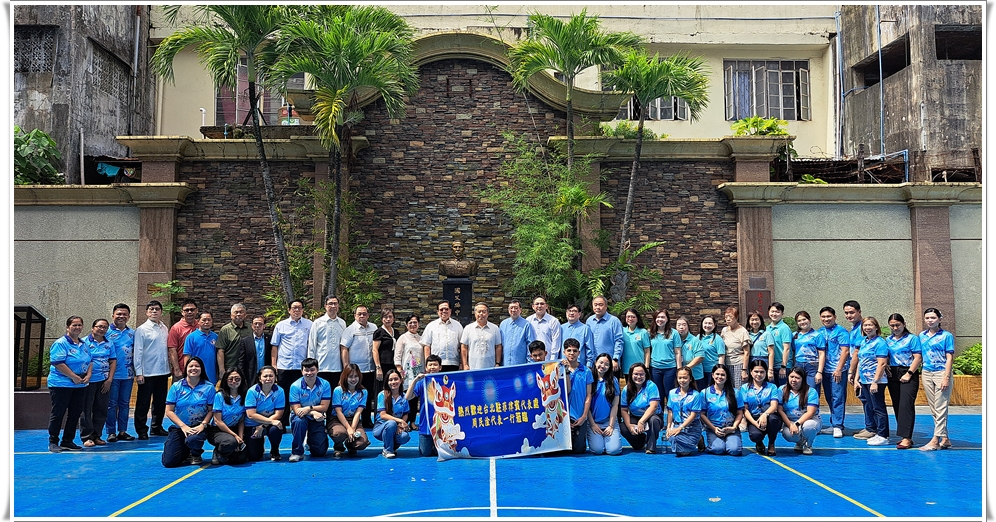 駐菲代表處大使周民淦偕菲華青年服務團一行拜訪怡朗中山中學並合影留念