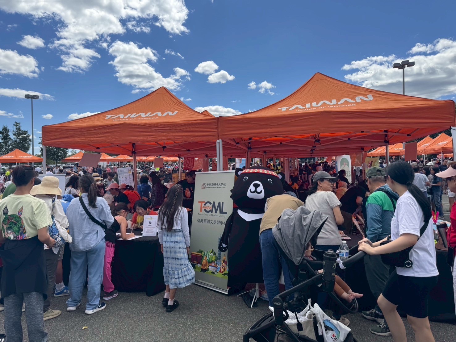 攤位人流不斷，臺灣黑熊布偶裝也成功吸睛