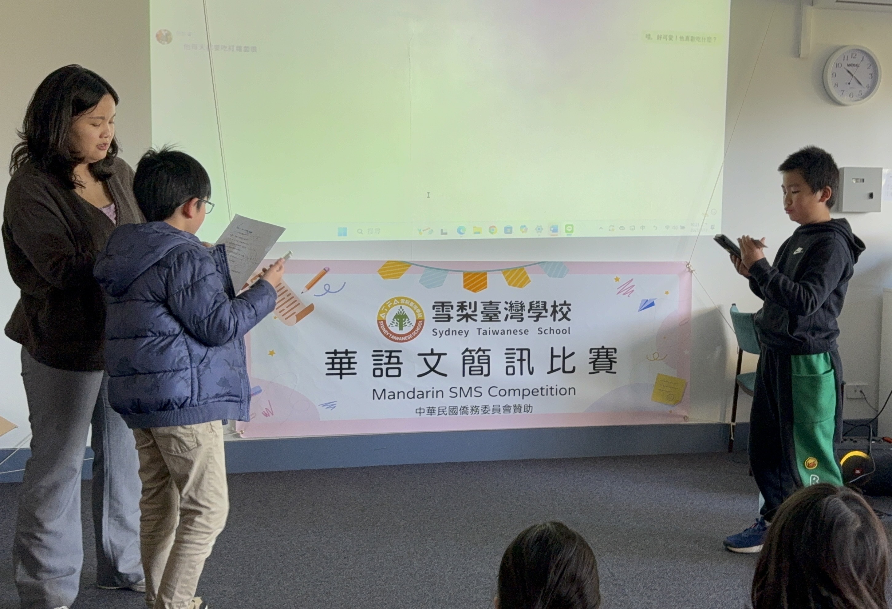 3.西北校區二年級的牛本文（右ㄧ）和陳楷翔 （左二）為了把話題說的更豐富，把需要說的話題放在草稿上，因為對話內容豐富，也讓他們獲得冠軍的頭銜。