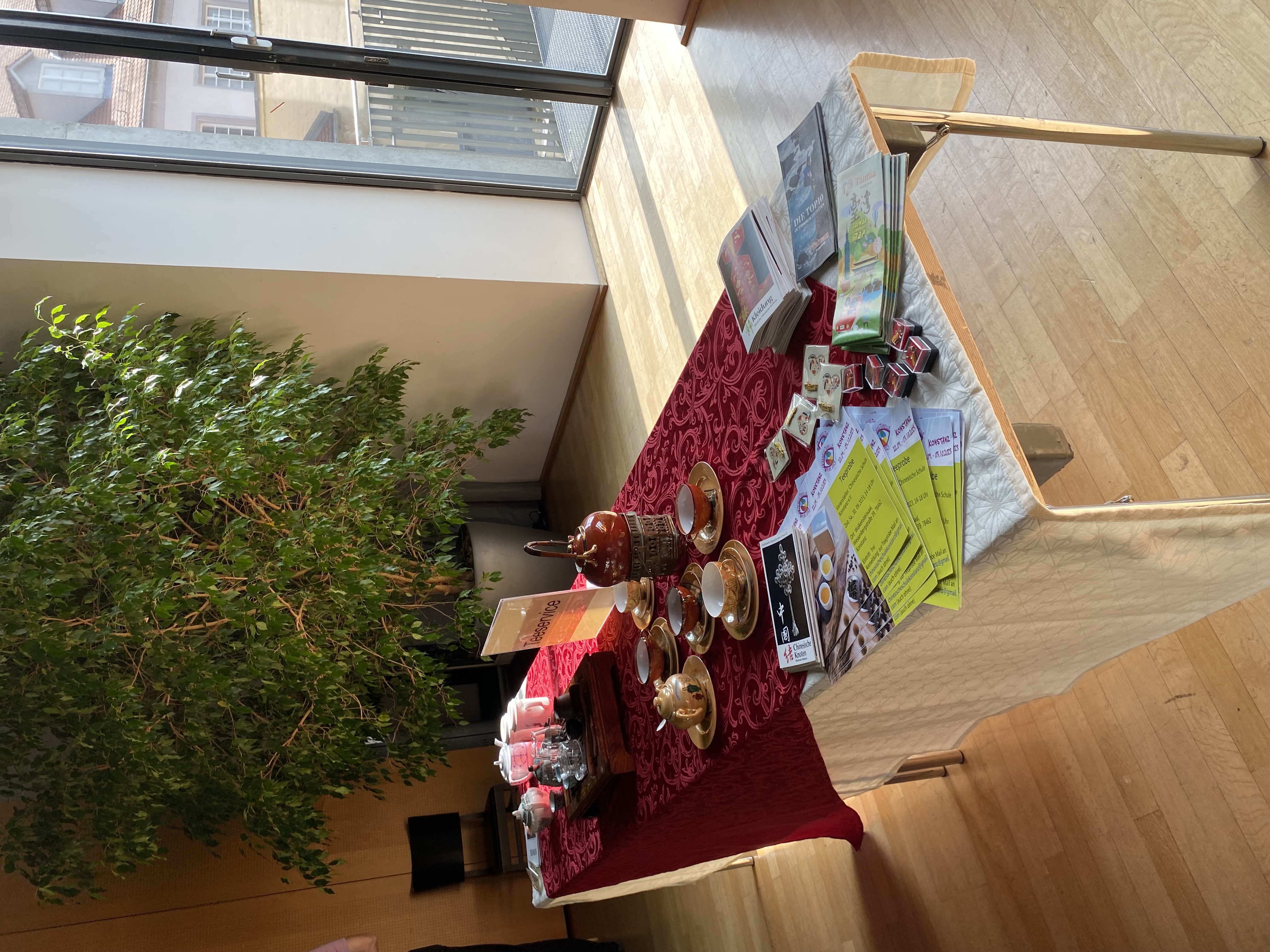 臺灣觀光文宣及茶具展示